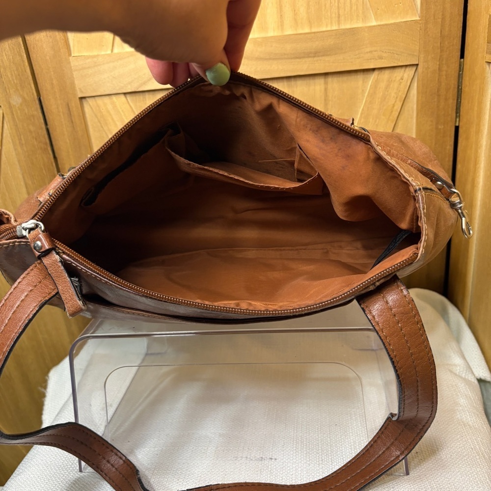 Giani Bernini Brown Leather Shoulder Bag with Timeless Design - Picture 8 of 10